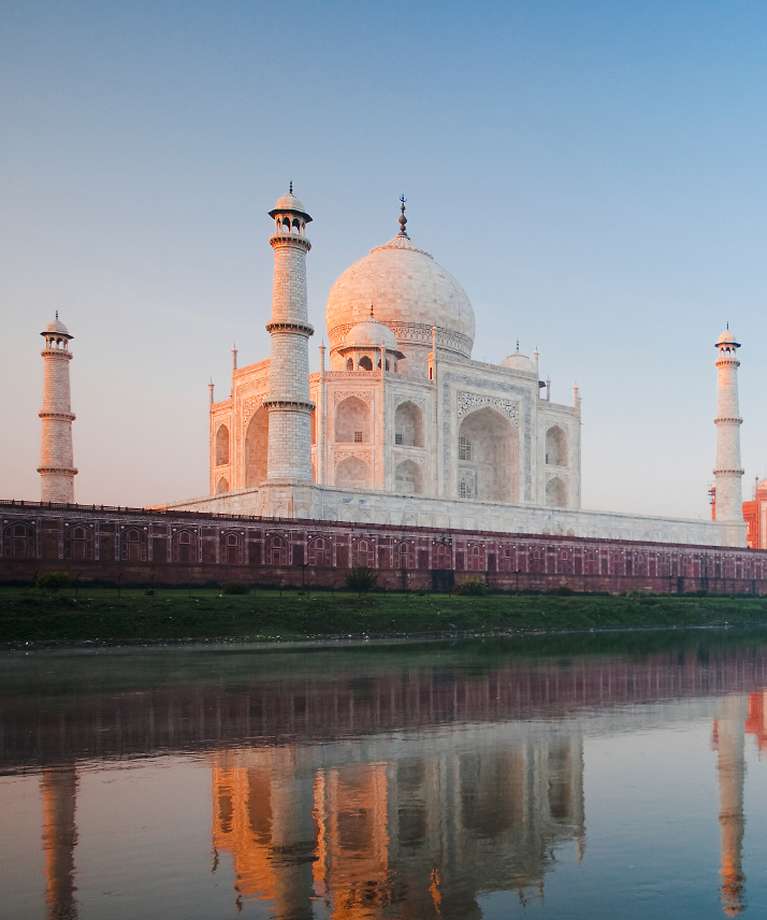 Das Bild zeigt den berühmten Palast Taj Mahal aus weißem Marmor.