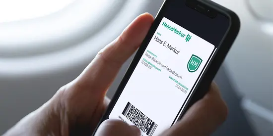 In den Händen einer Person ist ein Handy. Auf dem Bildschirm ist der Mobile Pass der HanseMerkur.