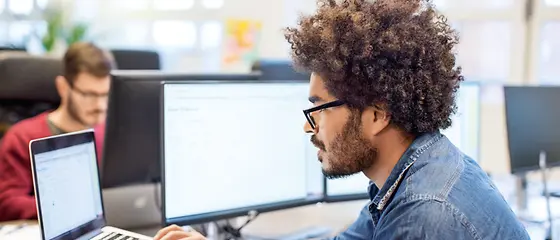 Un homme travaille sur son ordinateur portable
